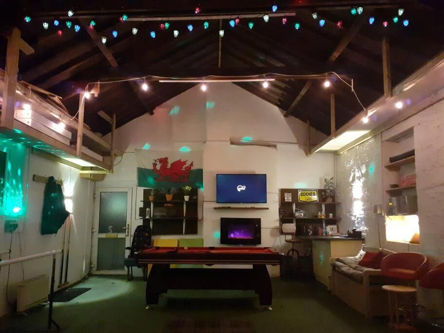 Big Fireplace Aga Hot Tub Wet Room Barn Garage 拉内利 外观 照片